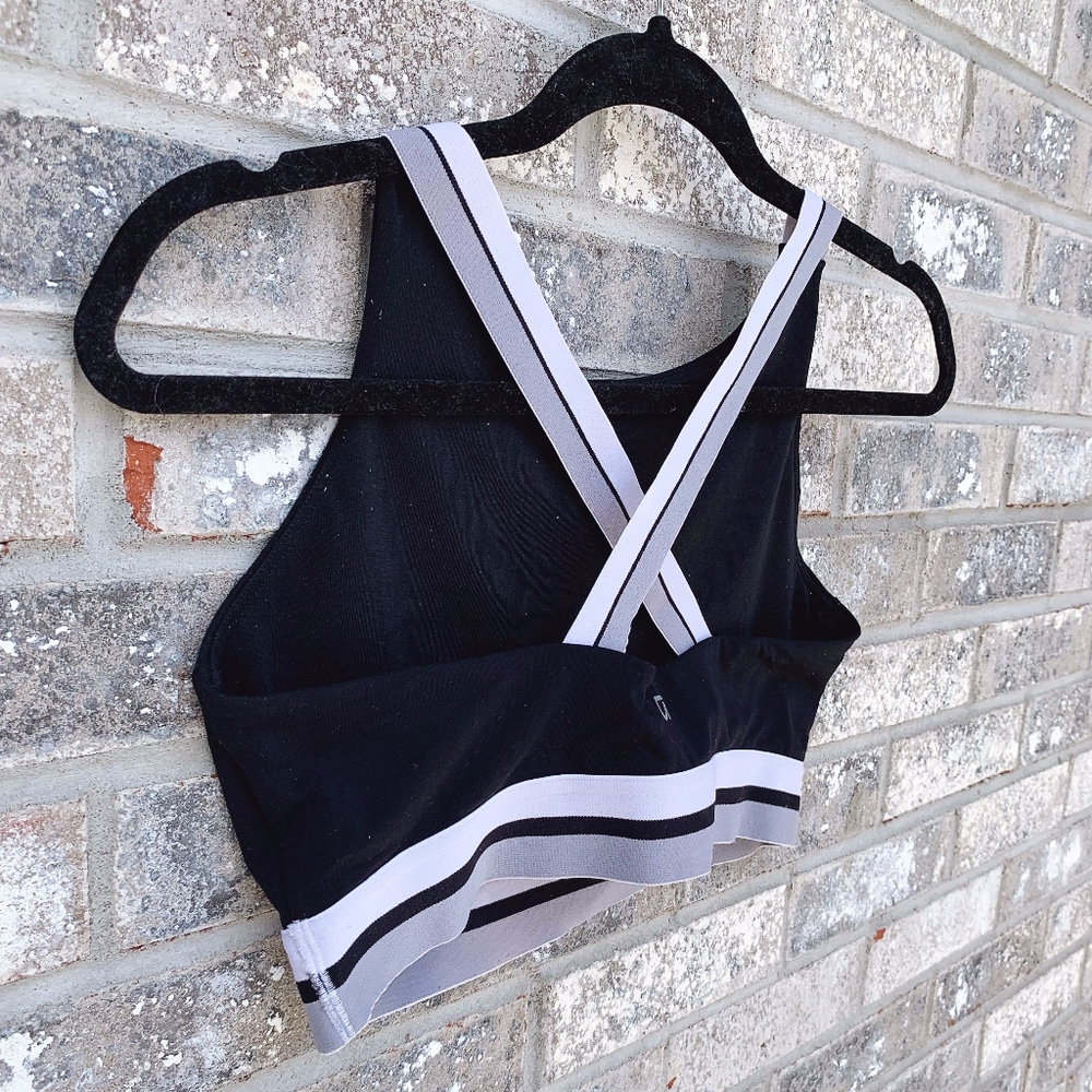 GapFit Cropped Sports Bra